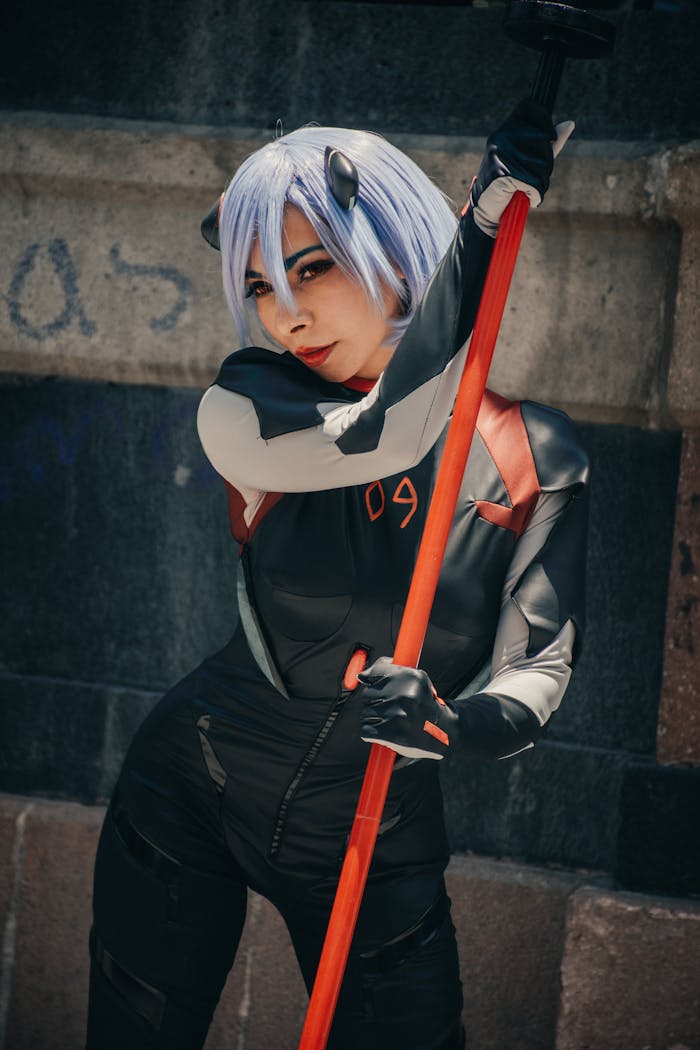 Cosplayer in a futuristic outfit posing against urban backdrop in Mexico City.